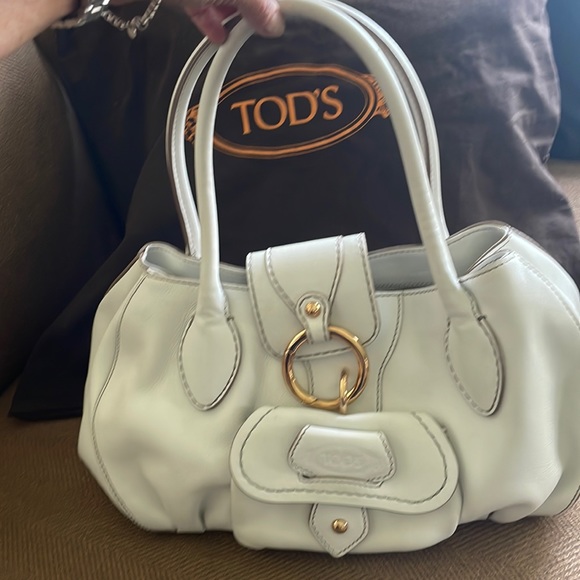 A like new Tod’s shoulder bag. 3 generous areas inside - Picture 1 of 5